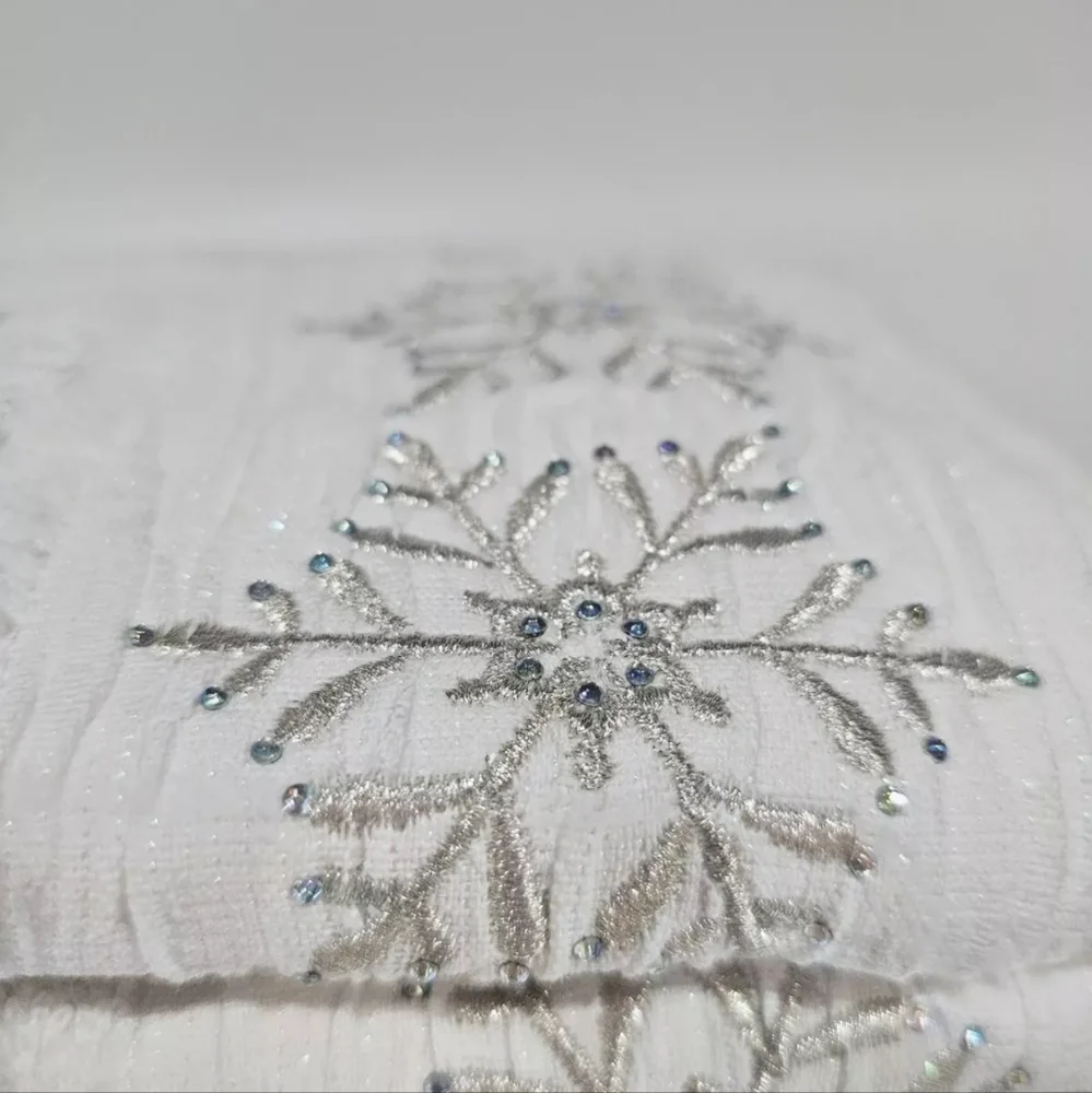 Set Of 2 Glitz + Glimmer EMBROIDERED BLUE RHINESTONE SNOWFLAKES HAND TOW… - Picture 7 of 8